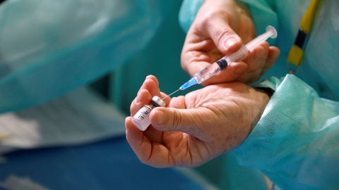 Der er 2,25 milliliter i hvert hætteglas med coronavaccine fra selskaberne Pfizer og BioNTech. Det skal række til fem doser, men det lykkes ofte at trække seks eller syv doser ud.