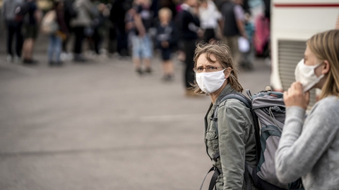 Der er undtagelser fra kravet om at bære mundbind. Hvis man for eksempel er ældre og har demens eller fysiske eller psykiske svækkelser, skal man ikke have det på. Desuden skal børn op til 12 år ikke have mundbind på, når de rejser. (Arkivfoto).