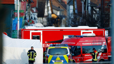 Politi og redningsmandskab er tirsdag morgen fortsat på pladsen i byen Volkmarsen i Tyskland, hvor en bil mandag pløjede ind i en menneskemængde.