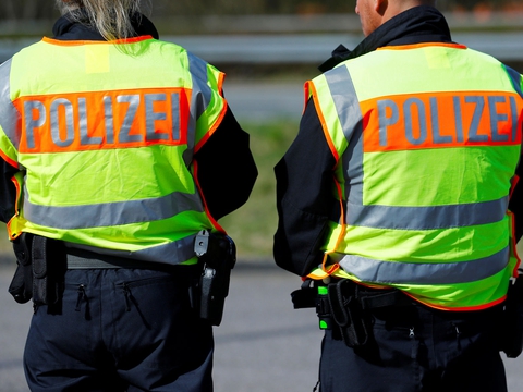Tyskland har, ligesom Danmark, lukket sine grænser i et forsøg på at undgå smittespredning af coronavirus. Her ses tyske betjente vogte grænsen til Frankrig. (Foto: Ralph Orlowski/Reuters/Ritzau Scanpix)