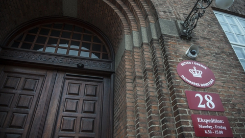 En dommer i Retten i Odense har onsdag besluttet, at en 21-årig mand skal være varetægtsfængslet i foreløbig fire uger. Den 21-årige er sigtet for at have affyret det dræbende skud mod en 31-årig mand, der blev skudt 24. juni i Vollsmose. (Arkivfoto)