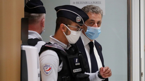 Den tidligere franske præsident Nicolas Sarkozy forlader retssalen i Paris, efter at sagen mandag blev midlertidigt udskudt på grund af bekymring for en medtiltalts helbred.