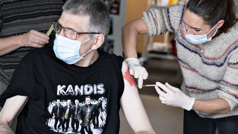 Her bliver Henrik Brian Ditlevsen vaccineret på botilbuddet Aage Holmsvej i Hjørring. Fremad bliver det lettere at bestille tid til vaccination, oplyser Danske Regioner. (Arkivfoto)