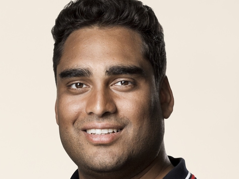 Folketingets pressefoto af Frie Grønnes leder Sikandar Siddique hvis spindoktor netop har sagt op efter at have blottet sig under Folkemødet