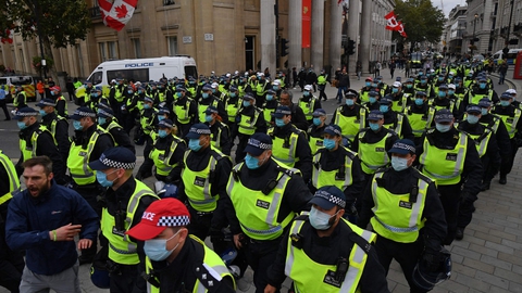 Da demonstranter i London undlod at følge regler om at holde afstand og bære mundbind begyndte politiet at opløse demonstrationen.