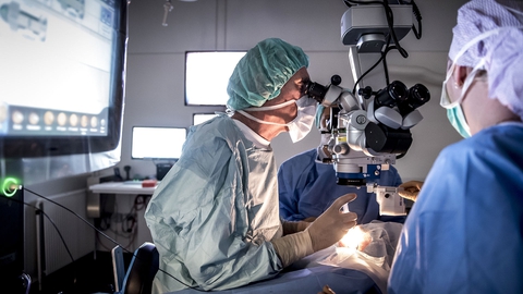 (ARKIV) Operationer som denne øjenoperation er blevet udsat på grund af coronavirusudbruddet. Men det har været en overreaktion, mener to professorer nu. (Foto: Mads Claus Rasmussen/Ritzau Scanpix)