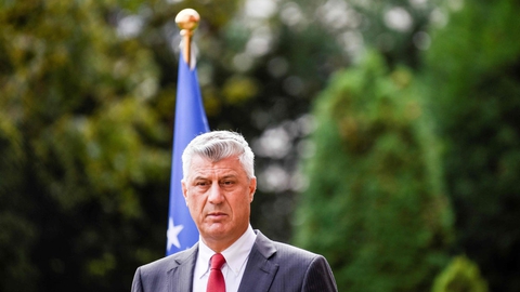 Hashim Thaci var politisk leder af Kosovos oprørsstyrker under konflikten med Serbien i 1990'erne. Torsdag går han af som Kosovos præsident, fordi han er blevet tiltalt for krigsforbrydelser. (Arkivfoto).