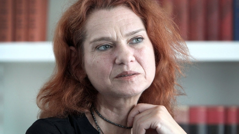 Asli Erdogan ses her under et interview med nyhedsbureauet AFP i Frankfurt i Tyskland i 2018. Den tyrkiske forfatter har levet i eksil siden 2017 (Arkivfoto).