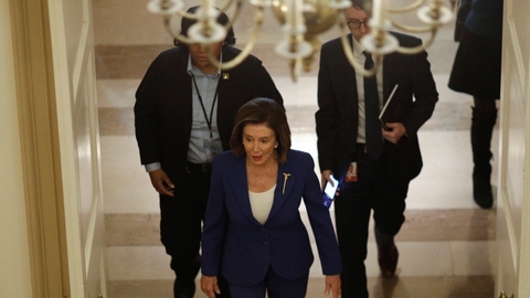 Formanden for Repræsentanternes Hus, demokraten Nancy Pelosi, på vej til afstemningen fredag.
