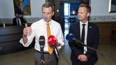 Justitsminister Nick Hækkerup (S) og udenrigsminister Jeppe Kofod (S) kunne torsdag fortælle, at der snart lempes for rejserestriktioner. (Foto: Martin Sylvest/Ritzau Scanpix)