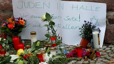Mange mennesker lagde blomster og tændte lys udenfor synagogen i byen Halle i oktober, hvor en bevæbnet højreorienteret gerningsmand dræbte to mennesker. En tung og låst trædør forhindrede ham i at komme ind i selve synagogen og gennemføre en massakre. (Arkivfoto)