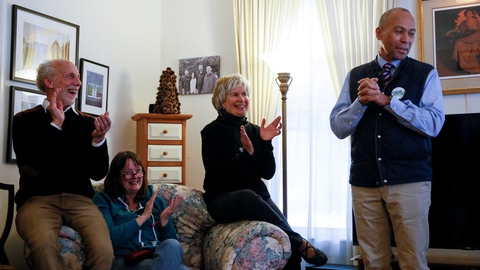 Deval Patrick (t.h.), der her taler ved et privat vælgermøde i New Hampshire i sidste måned, har opgivet drømmen om at blive USA's næste præsident, i hvert fald i denne omgang.