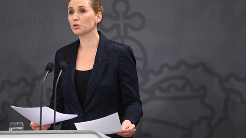 Statsminister Mette Frederiksen (S) præsenterer tirsdag aften nye tiltag for at bekæmpe coronavirus i Danmark.