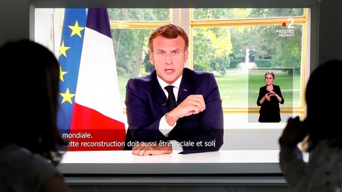 Frankrigs præsident, Emmanuel Macron, taler søndag aften på tv direkte til de franskee borgere om racisme, om svagheder under coronakrisen og om cafeer og restauranter, der mandag genåbner i Paris.