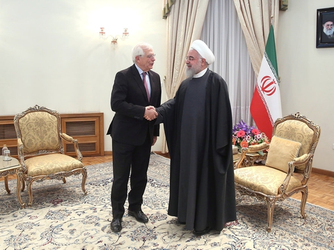 Irans præsident, Hassan Rouhani (t.h.), mødtes mandag med EU's udenrigschef, Josep Borrell, der er på besøg i Teheran mandag og tirsdag. De to talte blandt andet om atomaftalen, som er truet af kollaps, efter at USA trak sig fra aftalen.