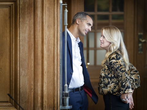 Udlændinge- og integrationsminister Mattias Tesfaye får en snak med Pernille Vermund, Nye Borgerlige under åbningsdebatten i Folketinget på Christiansborg, torsdag den 3. oktober 2019. (Foto: Liselotte Sabroe/Ritzau Scanpix)