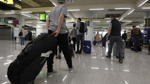 Turister i lufthavnen på Mallorca. Lørdag lettede 60 fly med kurs mod den spanske ferieøs hovedstad, Palma, fra Tyskland. Søndag var 70 flyvninger fra Tyskland med samme destination planlagt