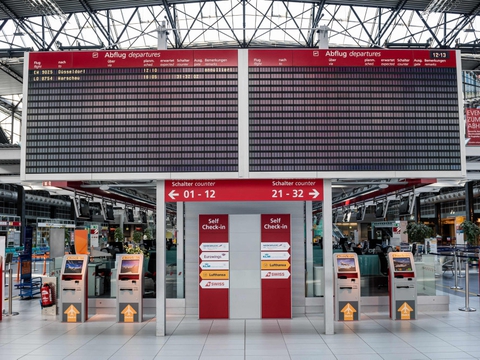 Coronaudbruddet og den efterfølgende nedlukning over store dele af verden har ført til en recession, siger IMF. Her er det en stort set tom afgangsskærm i lufthavnen i Dresden i det østlige Tyskland, hvor flyene - ligesom i det meste af den øvrige verden - holder stille på landjorden