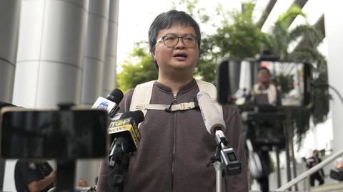 Arnon Nampa talte til pressen, inden han skulle høre sin skyldkendelse i sagen om hans angivelige fornærmelser af den thailandske konge.