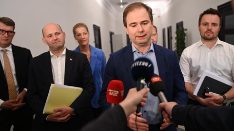 Finansminister Nicolai Wammen (S) præsenterer aftale om ny økonomisk corona-sommerpakke og udfasning af hjælpepakker natten til mandag.