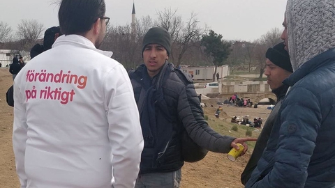 Jimmie Åkesson i diskussion med unge flygtninge og migranter ved den tyrkiske grænseby Edirne. Fredag blev han udvist af landet.
