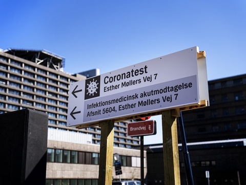 Antallet af døde med coronavirus er i den seneste opgørelse steget med en til i alt 598. Det viser tal fra Statens Serum Institut. Antallet af indlagte med coronavirus stiger med tre. (Arkivfoto).