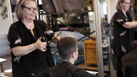 Frisører og en række andre erhverv fik lov at genåbne 20. april, men den yderligere genåbning har indtil videre ikke givet yderligere smitte i samfundet. (Arkivfoto)