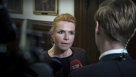 Inger Støjberg i samtale med danske journalister på Christiansborg. (Foto: News Øresund)
