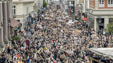 En 46-årig sort amerikaner ved navn George Floyd mistede livet, efter at en hvid politibetjent havde presset sit knæ mod mandens hals i flere minutter i forbindelse med en anholdelse. Hændelsen har ført til demonstrationer i mange storbyer, herunder København. (Foto: Nikolai Linares/Ritzau Scanpix)