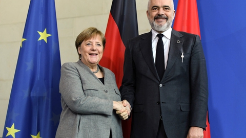 Tyskland vil presse på for at få EU til at indlede optagelsesforhandlinger med Albanien og Nordmakedonien ved EU's topmøde i marts. Her er det Tysklands forbundskansler, Angela Merkel, og Albaniens premierminister Edi Rama, som mødtes mandag i Berlin.