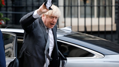 Den britiske premierminister, Boris Johnson, vender tilbage til Downing Street efter at have stemt i Underhuset onsdag. Det er nu vores ansvar at sikre, at vi får det bedste ud af den magt, vi har genvundet, siger han.