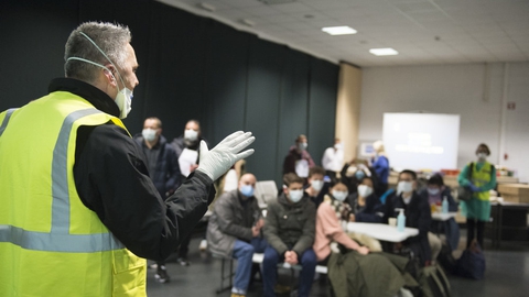 Den danske statsborger, der har været indlagt i Belgien med symptomer på corona-virus, er ikke smittet, oplyser den danske sundhedsminister. Her ses billeder fra det belgiske forsvars hjemtagelse af borgere fra Hubei-provinsen i Kina. Passagererne ankommer til Bruxelles militærlufthavn og videreføres med bus til militærhospitalet Militair Hospitaal Koningen Astrid. Om bord var også ti evakuerede danskere. De ni blev fløjet til Roskilde Lufthavn med Forsvarets fly. Den sidste blev indlagt, men prøverne har nu vist, at vedkommende ikke er smittet.