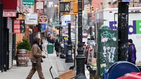 New Yorks guvernør, Andrew Cuomo, har blandt andet opfordret folk til kun at benytte sig af offentlig transport, hvis det er yderst nødvendigt (Arkivfoto).