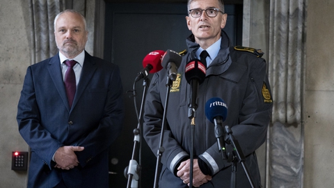 Chefpolitiinspektør Jørgen Bergen Skov og operativ chef i Politiets Efterretningstjeneste, PET, Flemming Drejer fortalte torsdag på et pressemøde, at en mand er blevet anholdt og sigtet for at ville begå et angreb et sted i Danmark.