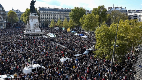 Arkivfoto fra 1, oktober sidste år, hvor mange tusinde demonstranter var samlet på Place de la République i Paris for mindes skolelæreren Samuel Paty, som to dage tidligere blev halshugget af en islamistisk mand. Flere unge muslimske skoleelver udpegede skolelæreren for gerningsmanden.