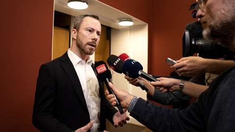 Jakob Ellemann-Jensen ankommer til gruppemøde tirsdag.