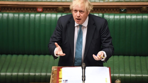 Premierminister Boris Johnson er under pres for at oplyse mere om meget høje coronadødsfald på britiske plejehjem. "Jeg vil ikke forsøge at foregive, at tallene, når de bliver endeligt bekræftet, ikke er voldsomme og meget, meget skræmmende. Dette har været en frygtelig pandemi", sagde han onsdag i parlamentet.