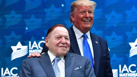 Så gode venner var de - milliardæren Sheldon Adelson og præsident Donlad Trump. Her under et landmøde i Israeli Amrican Council i december 2019.