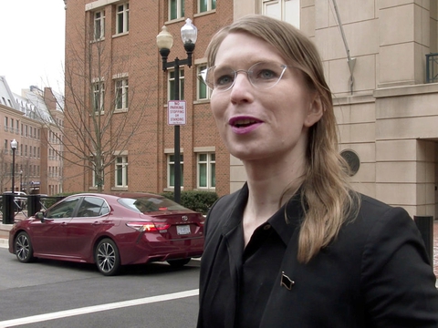 Chelsea Manning foran distriksdomstolen i Virginia sidste år, hvor hun blev fængslet for at nægte at vidne mod WikiLeaks.