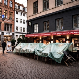 Det største fald i beskæftigelsen i januar var inden for hoteller og restauranter, hvor antallet af lønmodtagere faldt med 9000. (Arkivfoto)