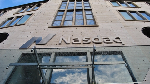 Aktierne på den danske fondsbørs får mandag en hård medfart. (Arkivfoto)