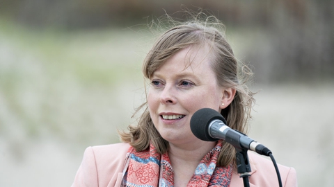 Kulturminister Joy Mogensen forstår godt, at spillesteder og dele af idrætslivet er "ængstelige", efter at forsamlingsforbuddet alligevel ikke bliver hævet fra 100 til 200 personer lørdag. Hun varsler forhandlinger og hjælp til de berørte dele af kulturlivet.