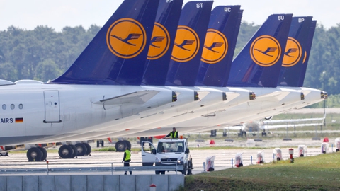 Lufthansas fly holder på jorden i stedet for at tjene penge til det trængte tyske luftfartsselskab, der blødte cirka 16 milliarder kroner i første kvartal. (Arkivfoto)