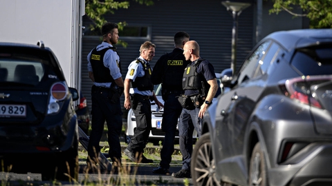 Politiet er massivt til stede i Vollsmose torsdag morgen. To 31-årige mænd er ramt af skud. Den ene er afgået ved døden, mens den anden er hårdt såret.