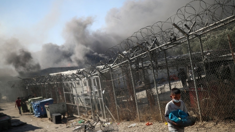 En storbrand ødelagde onsdag Moria-flygtningelejren på den overbefolkede græske ø Lesbos. Omkring 25 brandmænd med 10 slukningskøretøjer kæmpede mod flammerne, mens migranter og flygtninge blev evakueret fra området.