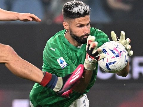 Olivier Giroud måtte som vikarierende målmand ud i en vild aktion for at redde et forsøg fra George Puscas lige før slutfløjt.