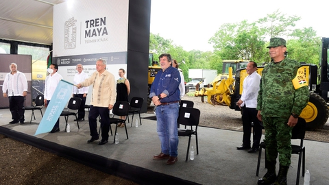 Mexicos præsident, Andres Manuel Lopez Obrador (med flaget i hånden), oplyste mandag under et besøg i delstaten Quintana Roo, at turistbranchen i næste uge genåbner.