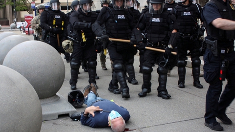 Den 75-årige mand, der blev skubbet omkuld af betjentene, blev indlagt med skader i hovedet. Ifølge BBC er han ikke længere indlagt. Men han har det ikke godt nok til at kommentere sagen.