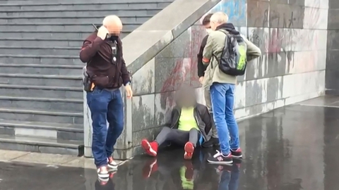 En 18-årig mand fra Pakistan har ifølge kilder tilstået økseoverfald tæt på satiremagasinet Charlie Hebdos tidligere kontor i Paris. Billedet her er taget i forbindelse med en anholdelse efter angrebet.