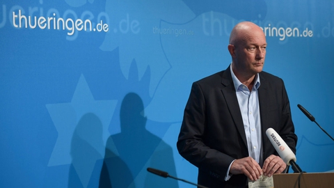 Thomas Kemmerich fra det liberale parti FDP nåede at være valgt som leder af den tyske delstat Thüringen i under et døgn, før han torsdag meldte ud, at han træder tilbage. Det skyldes en massiv kritik for, at han blev valgt med støtte fra det indvandrerkritiske parti Alternative für Deutschland (AfD).